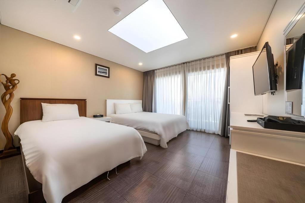Sea View Hotel Jeju Bagian luar foto