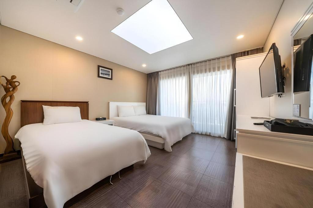 Sea View Hotel Jeju Bagian luar foto
